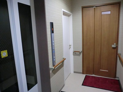 エレベータホールと玄関